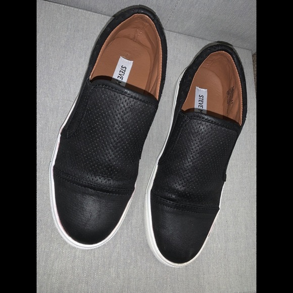 Steve Madden Black Ambition Slip Ons 🖤 - Picture 2 of 8